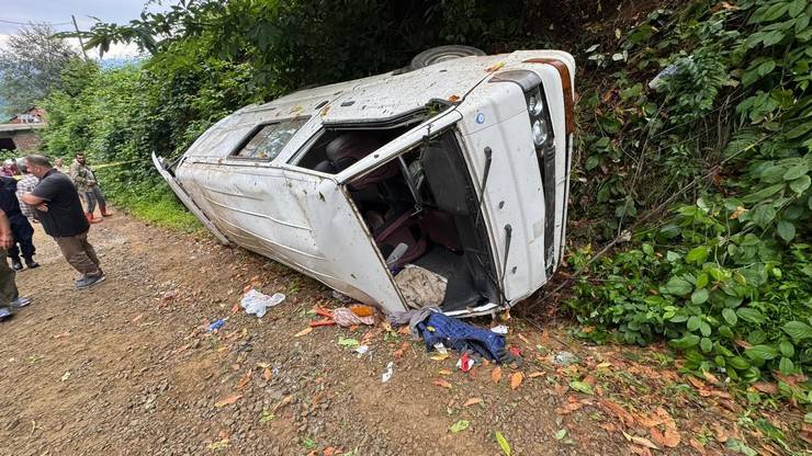 Rize'de çay toplamaya gidenleri taşıyan panelvan kaza yaptı: 2 ölü, 3 yaralı 4