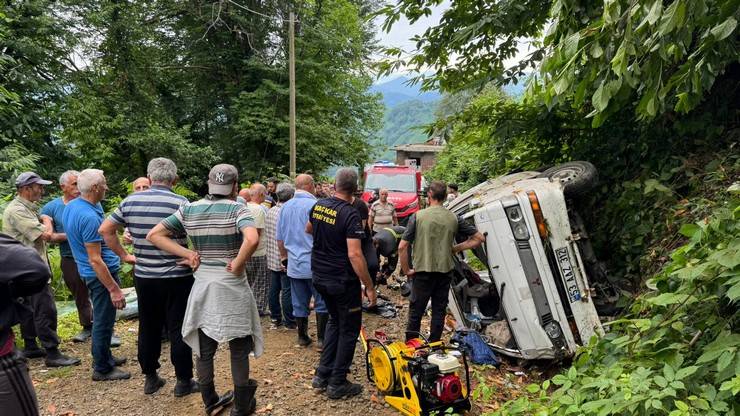 Rize'de çay toplamaya gidenleri taşıyan panelvan kaza yaptı: 2 ölü, 3 yaralı 7