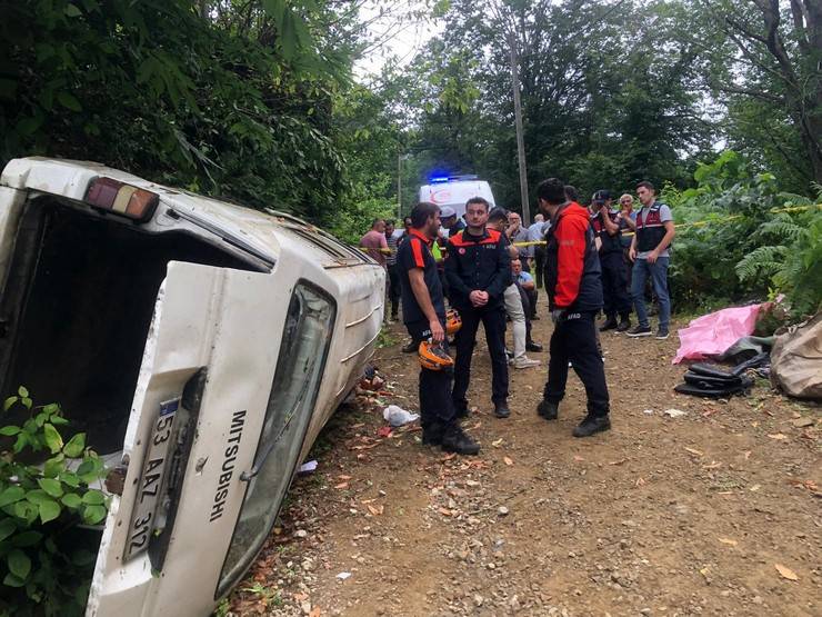 Rize'de çay toplamaya gidenleri taşıyan panelvan kaza yaptı: 2 ölü, 3 yaralı 9