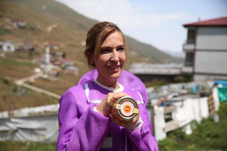 Dünyaca ünlü Anzer balının üretimi için mühürlenen peteklerden numune alındı 2