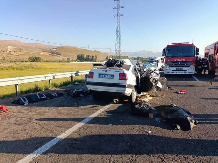 Rize plakalı araç kaza yaptı 4 ölü 1