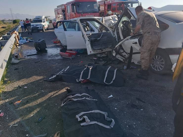 Rize plakalı araç kaza yaptı 4 ölü 10