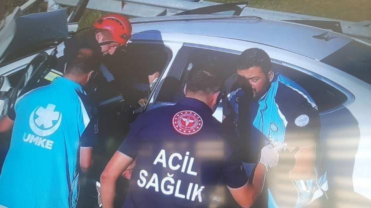 Rize plakalı araç kaza yaptı 4 ölü 4