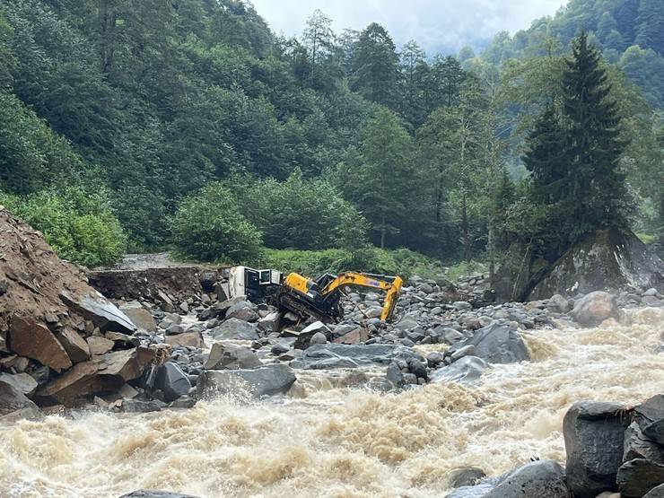 Rize'de yağış, sel ve heyelana neden oldu 1