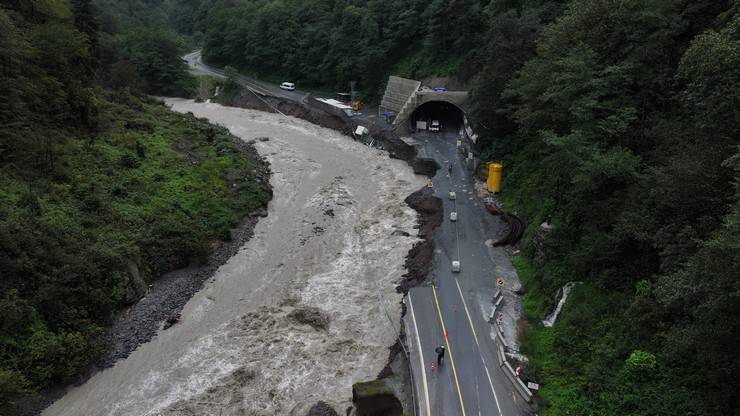Rize'de yağış, sel ve heyelana neden oldu 18