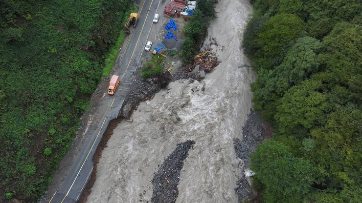Rize'de yağış, sel ve heyelana neden oldu 24