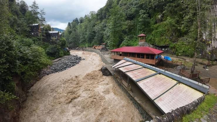 Rize'de yağış, sel ve heyelana neden oldu 3