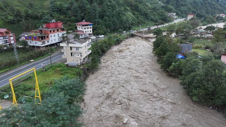 Rize'de yağış, sel ve heyelana neden oldu 35