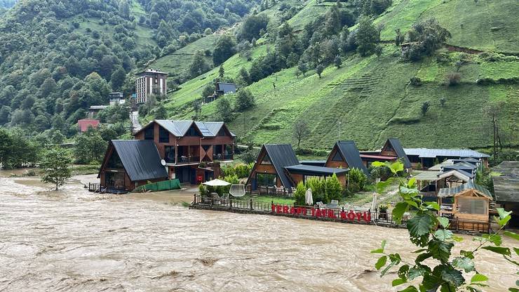 Rize'de yağış, sel ve heyelana neden oldu 37