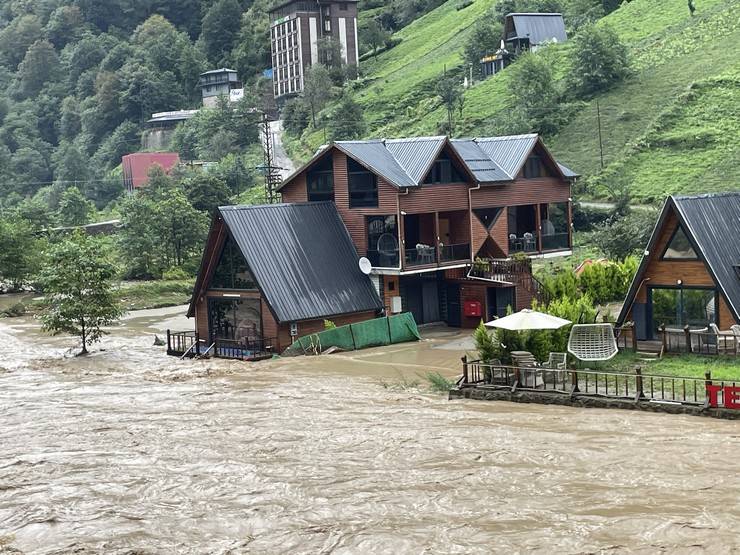 Rize'de yağış, sel ve heyelana neden oldu 40