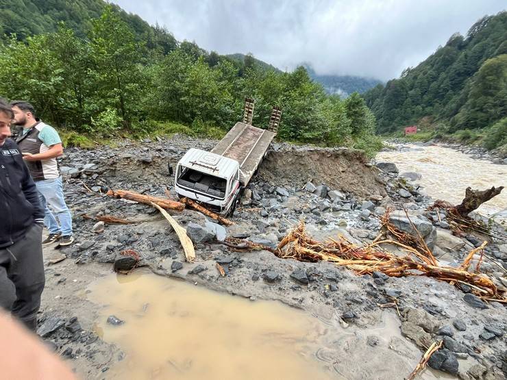 Rize'de yağış, sel ve heyelana neden oldu 6