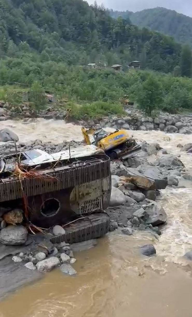 Rize'de yağış, sel ve heyelana neden oldu 7