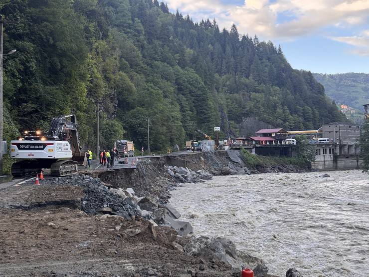 Çamlıhemşin-Ardeşen kara yolunda ulaşım kontrollü sağlanıyor 1