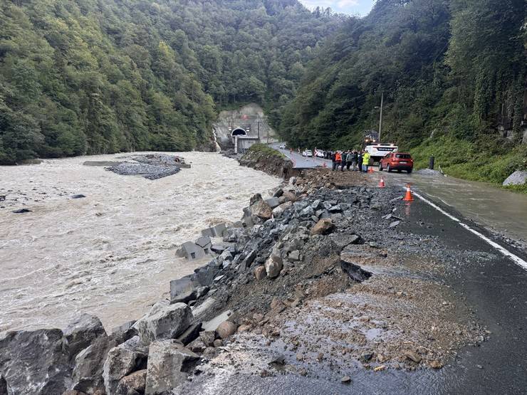 Çamlıhemşin-Ardeşen kara yolunda ulaşım kontrollü sağlanıyor 10