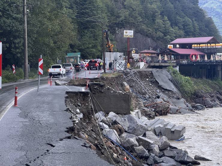 Çamlıhemşin-Ardeşen kara yolunda ulaşım kontrollü sağlanıyor 11