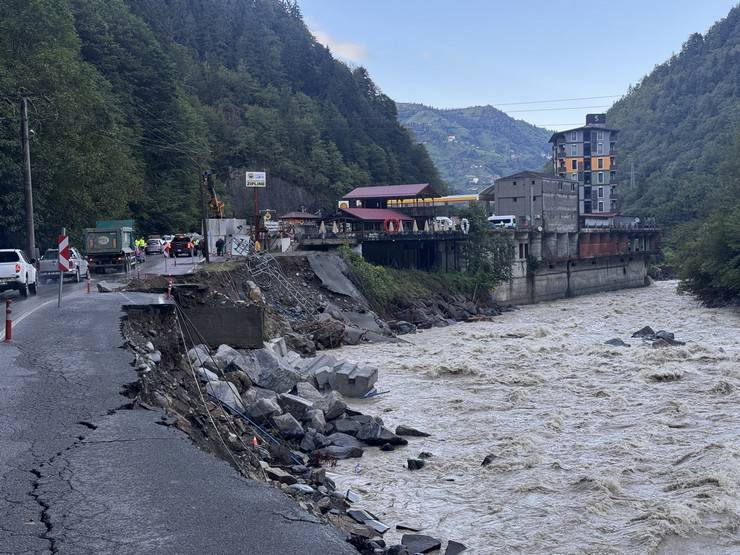 Çamlıhemşin-Ardeşen kara yolunda ulaşım kontrollü sağlanıyor 12