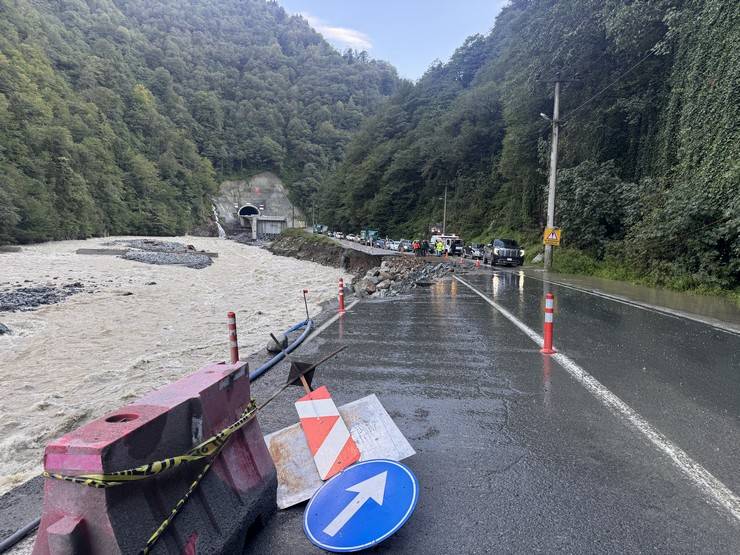 Çamlıhemşin-Ardeşen kara yolunda ulaşım kontrollü sağlanıyor 13