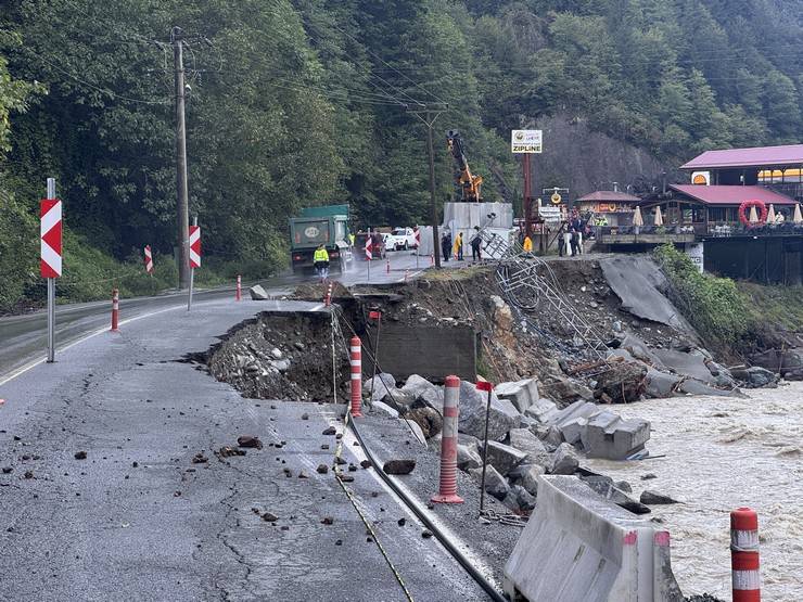 Çamlıhemşin-Ardeşen kara yolunda ulaşım kontrollü sağlanıyor 14