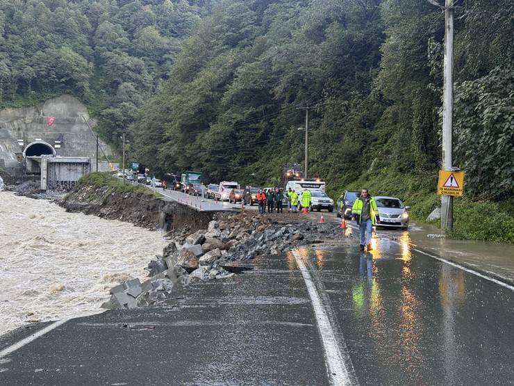 Çamlıhemşin-Ardeşen kara yolunda ulaşım kontrollü sağlanıyor 15