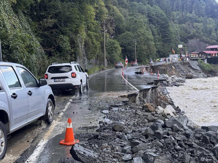 Çamlıhemşin-Ardeşen kara yolunda ulaşım kontrollü sağlanıyor 16