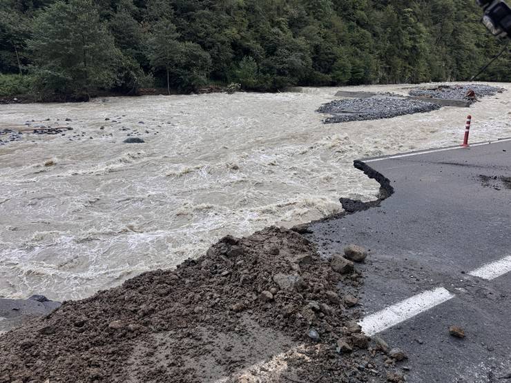 Çamlıhemşin-Ardeşen kara yolunda ulaşım kontrollü sağlanıyor 17