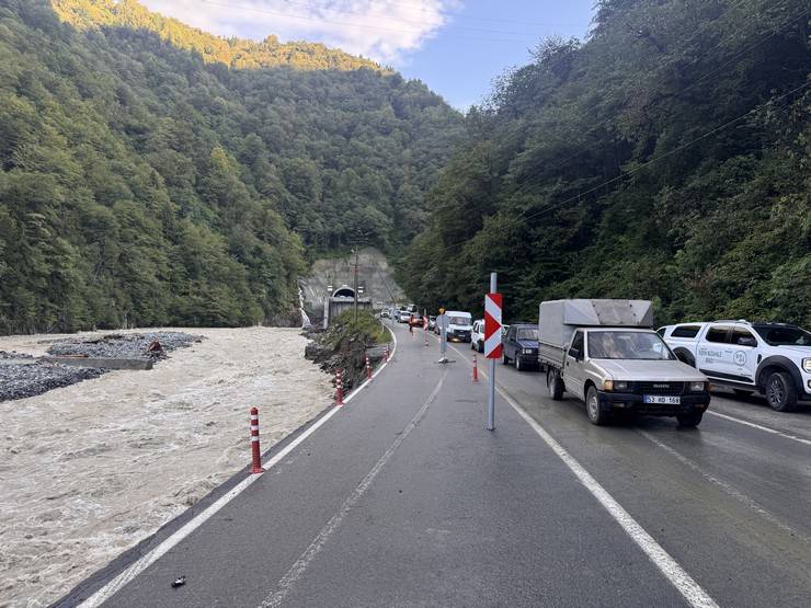 Çamlıhemşin-Ardeşen kara yolunda ulaşım kontrollü sağlanıyor 18