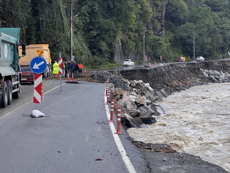 Çamlıhemşin-Ardeşen kara yolunda ulaşım kontrollü sağlanıyor 19