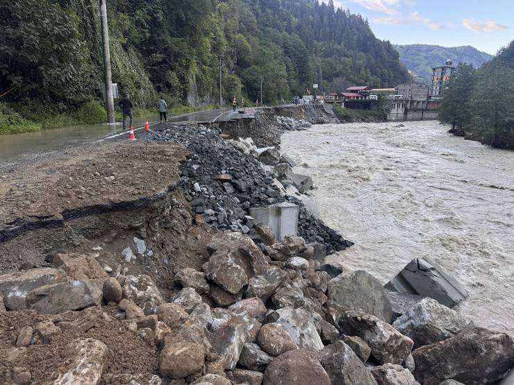 Çamlıhemşin-Ardeşen kara yolunda ulaşım kontrollü sağlanıyor 3