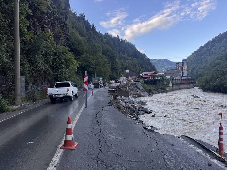 Çamlıhemşin-Ardeşen kara yolunda ulaşım kontrollü sağlanıyor 4