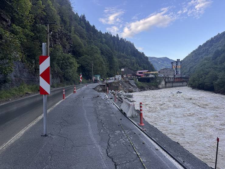 Çamlıhemşin-Ardeşen kara yolunda ulaşım kontrollü sağlanıyor 5