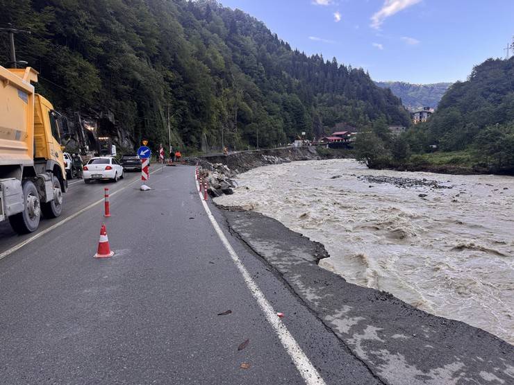 Çamlıhemşin-Ardeşen kara yolunda ulaşım kontrollü sağlanıyor 6