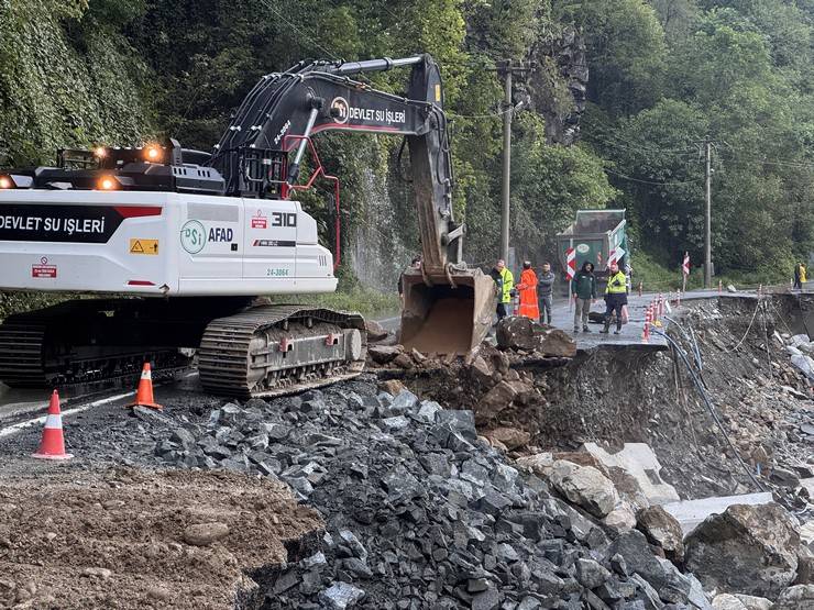 Çamlıhemşin-Ardeşen kara yolunda ulaşım kontrollü sağlanıyor 7