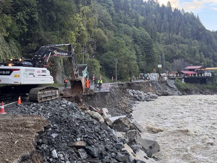 Çamlıhemşin-Ardeşen kara yolunda ulaşım kontrollü sağlanıyor 8