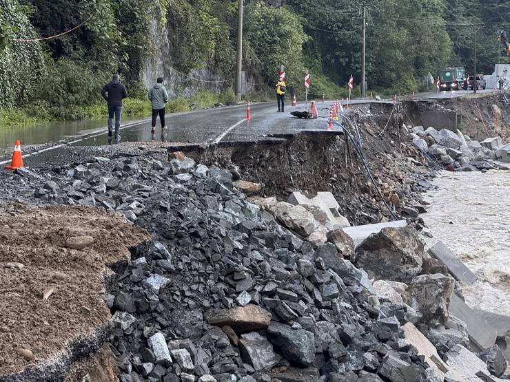Çamlıhemşin-Ardeşen kara yolunda ulaşım kontrollü sağlanıyor 9