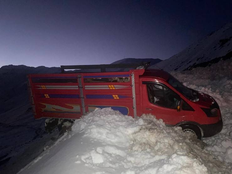 Rize'de yaylada 6 aracın üzerine çığ düştü; mahsur kalan 15 kişi kurtarıldı 1