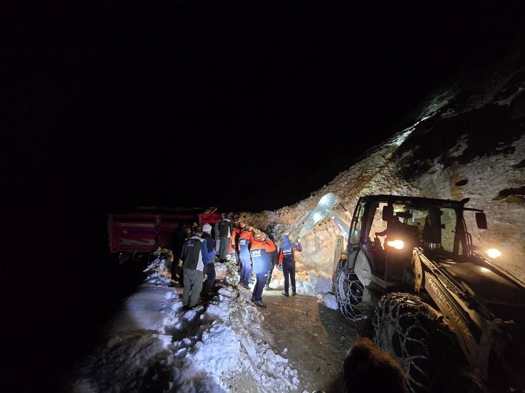 Rize'de yaylada 6 aracın üzerine çığ düştü; mahsur kalan 15 kişi kurtarıldı 10