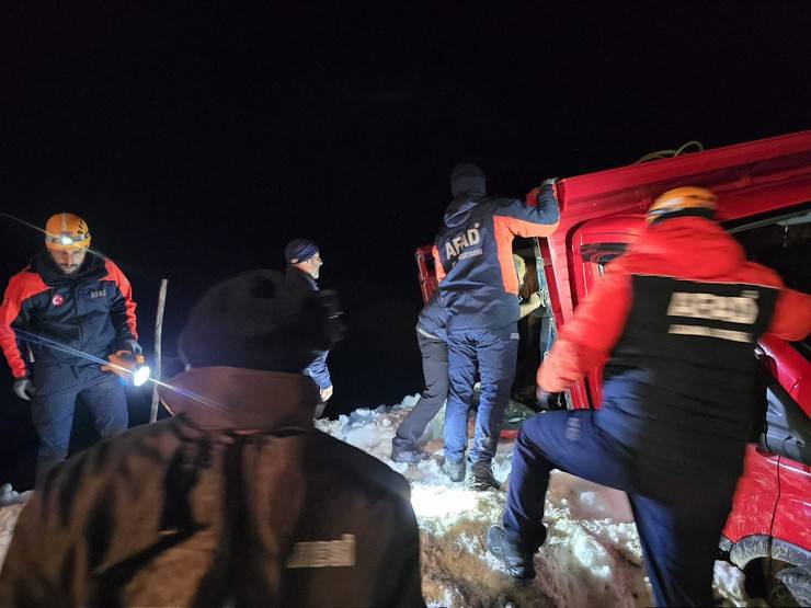 Rize'de yaylada 6 aracın üzerine çığ düştü; mahsur kalan 15 kişi kurtarıldı 11