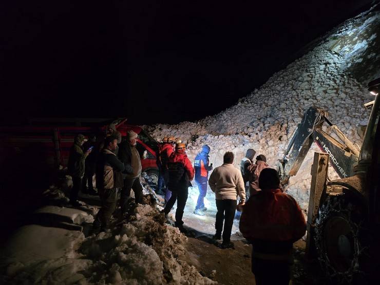 Rize'de yaylada 6 aracın üzerine çığ düştü; mahsur kalan 15 kişi kurtarıldı 12