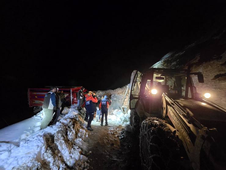 Rize'de yaylada 6 aracın üzerine çığ düştü; mahsur kalan 15 kişi kurtarıldı 3