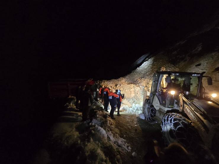 Rize'de yaylada 6 aracın üzerine çığ düştü; mahsur kalan 15 kişi kurtarıldı 4