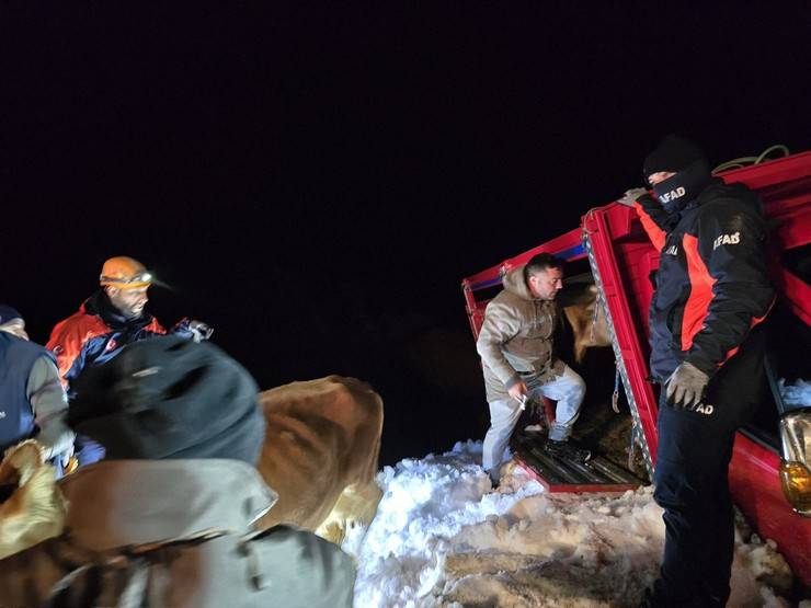 Rize'de yaylada 6 aracın üzerine çığ düştü; mahsur kalan 15 kişi kurtarıldı 6