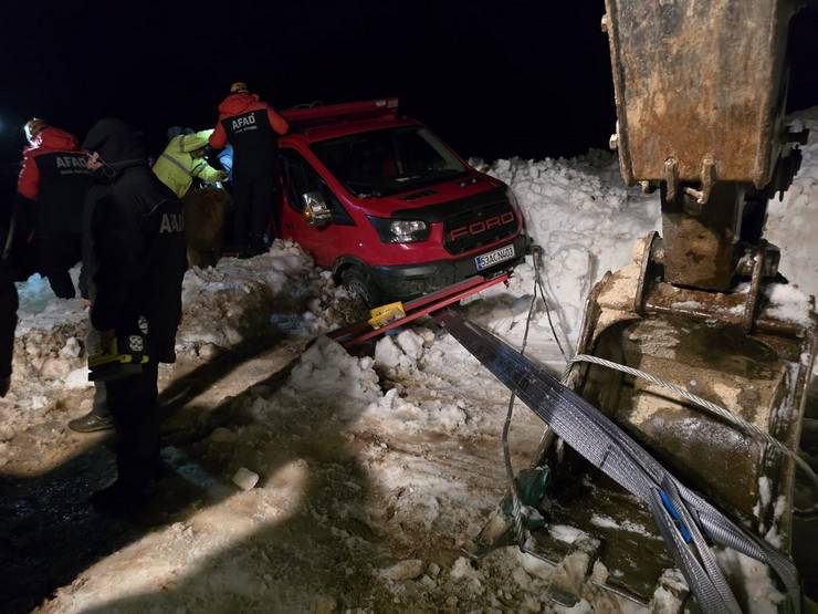 Rize'de yaylada 6 aracın üzerine çığ düştü; mahsur kalan 15 kişi kurtarıldı 7