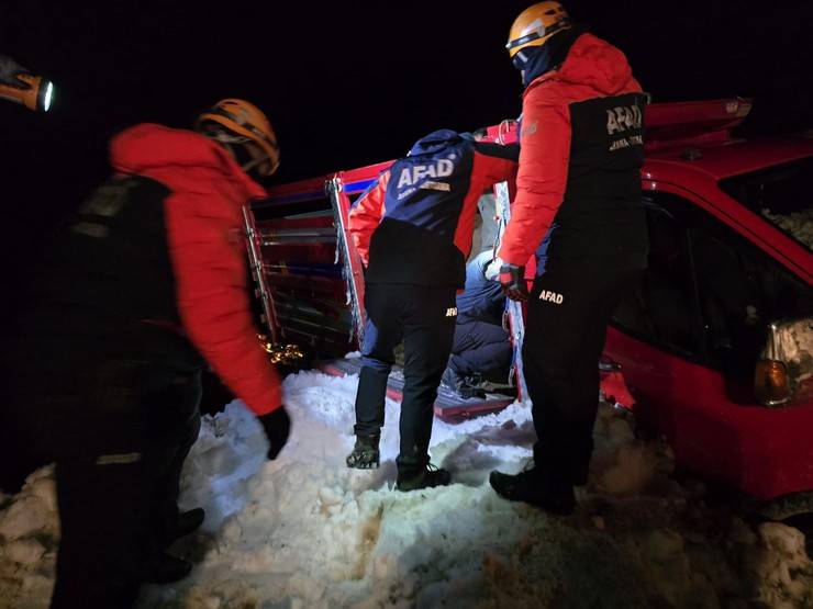 Rize'de yaylada 6 aracın üzerine çığ düştü; mahsur kalan 15 kişi kurtarıldı 8