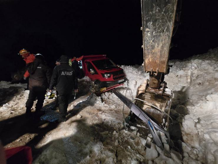 Rize'de yaylada 6 aracın üzerine çığ düştü; mahsur kalan 15 kişi kurtarıldı 9
