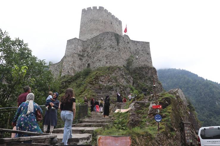 Rize'de doğaseverlerin rotasındaki Zil Kale 8 ayda 140 bin ziyaretçi ağırladı 10