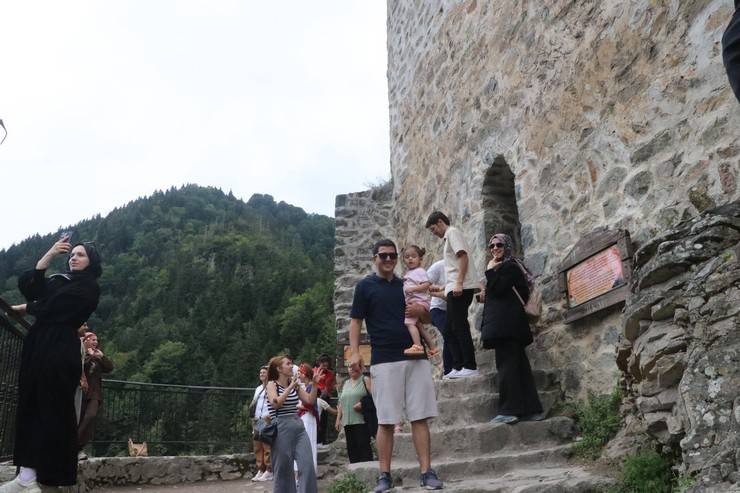 Rize'de doğaseverlerin rotasındaki Zil Kale 8 ayda 140 bin ziyaretçi ağırladı 13