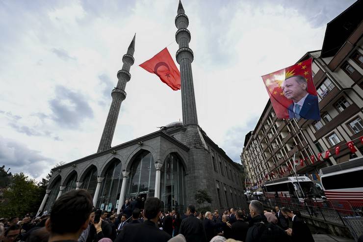 Cumhurbaşkanı Erdoğan cuma namazını Güneysu Merkez Camii'nde kıldı 1