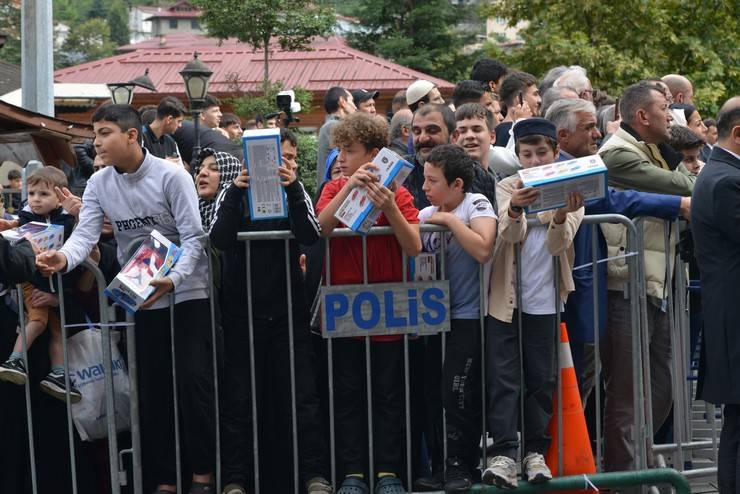 Cumhurbaşkanı Erdoğan cuma namazını Güneysu Merkez Camii'nde kıldı 13