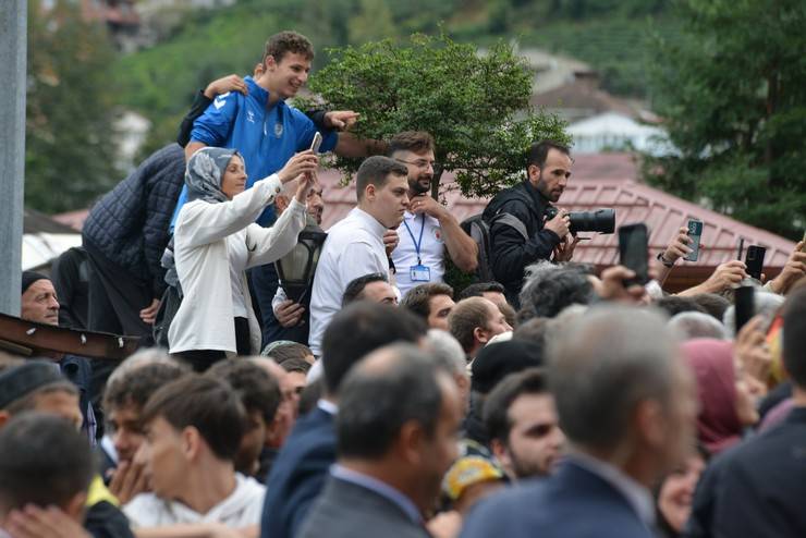 Cumhurbaşkanı Erdoğan cuma namazını Güneysu Merkez Camii'nde kıldı 15