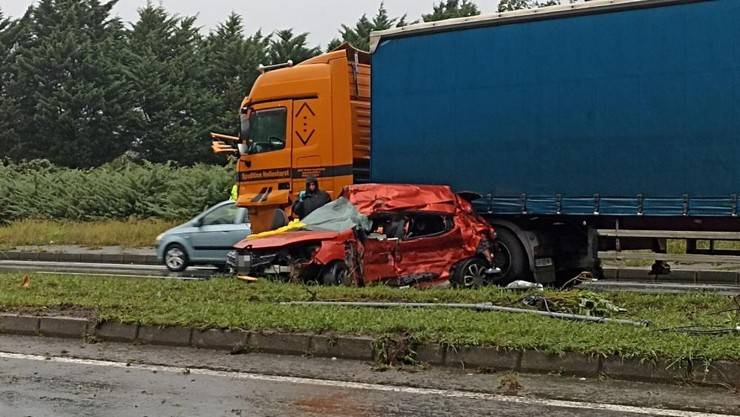 Rize'de karşı yöne geçen otomobilin tırla çarpışması sonucu 3 kişi öldü 10